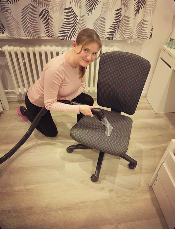 Lucie Štekerová tepuje kancelářskou židli parním čističem Kärcher