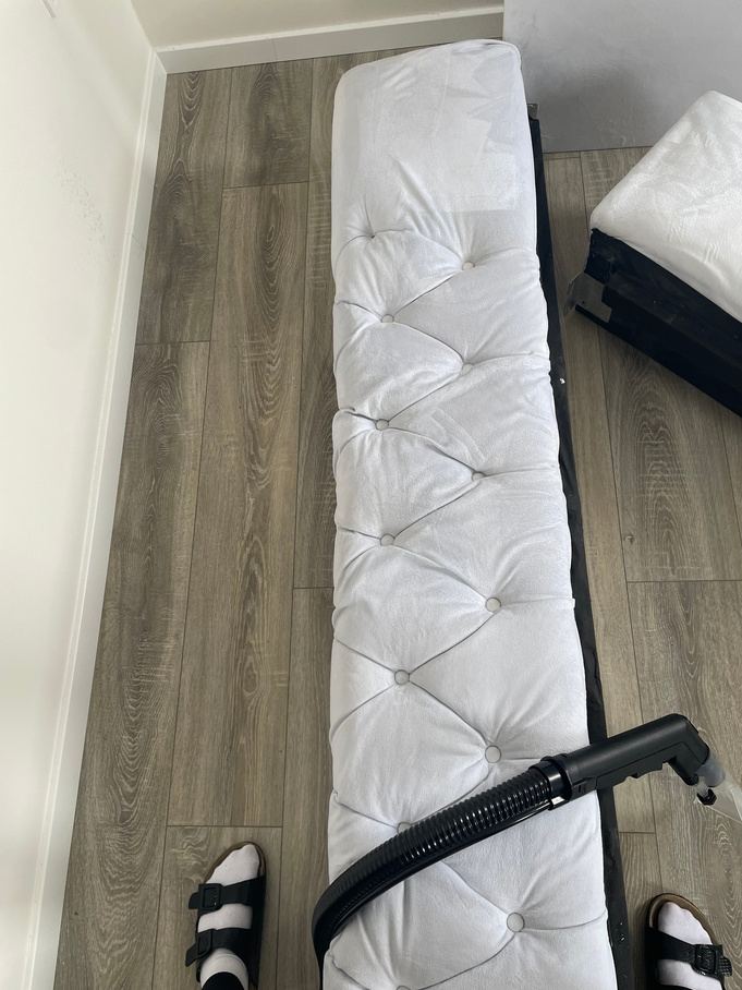 Čistá čalouněná lavice u postele po vyčištění